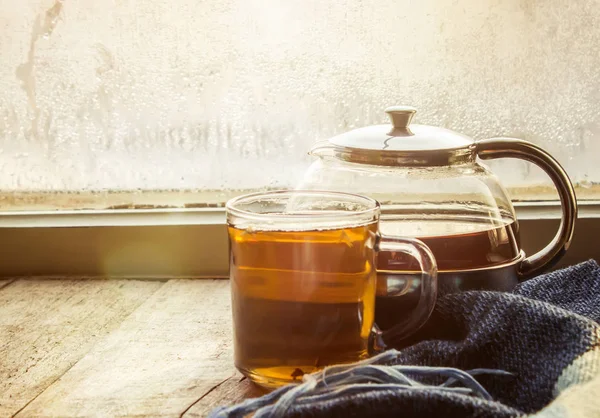 カップの窓辺に熱いお茶。選択と集中. — ストック写真