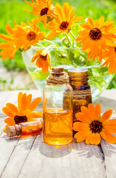 Calendula tinktura v malé lahvičce. Selektivní fokus. — Stock fotografie