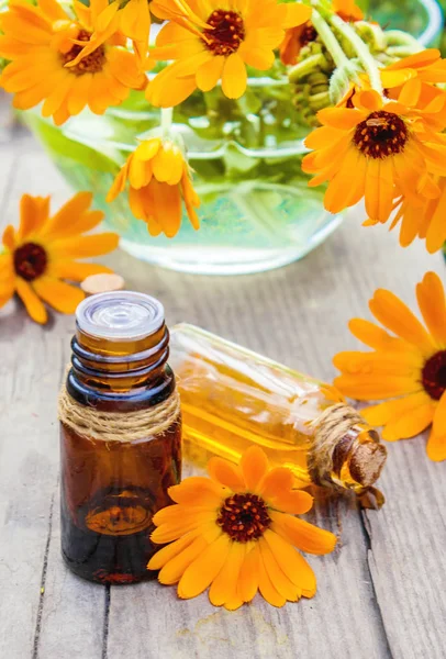 Calendula tentür küçük bir şişe içinde. Seçici odak. 
