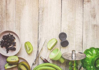 Nargile ahşap arka plan üzerinde. Tütün meyve. Seçici odak. 