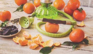 Nargile ahşap arka plan üzerinde. Tütün meyve. Seçici odak.  