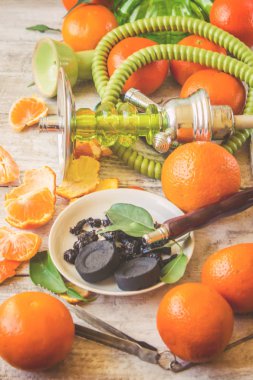 Nargile ahşap arka plan üzerinde. Tütün meyve. Seçici odak.  