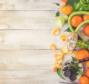 Nargile ahşap arka plan üzerinde. Tütün meyve. Seçici odak.  