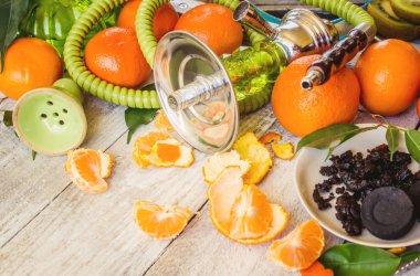 Nargile ahşap arka plan üzerinde. Tütün meyve. Seçici odak.  