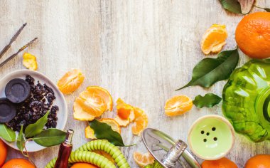 Nargile ahşap arka plan üzerinde. Tütün meyve. Seçici odak.  