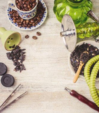 Nargile ahşap arka plan üzerinde. Tütün meyve. Seçici odak. 