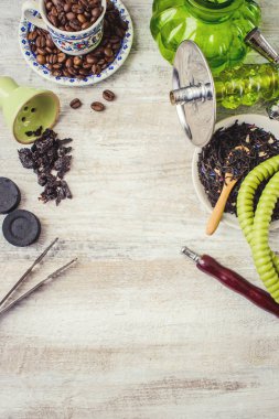 Nargile ahşap arka plan üzerinde. Tütün meyve. Seçici odak. 