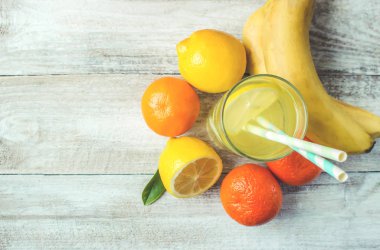 taze limon suyu, limonata meyve tatlı için. Seçici odak. 