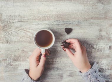 bir fincan çay bir arada tutan severler. Seçici odak. 