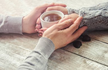 bir fincan çay bir arada tutan severler. Seçici odak. 