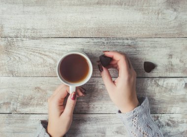 bir fincan çay bir arada tutan severler. Seçici odak. 