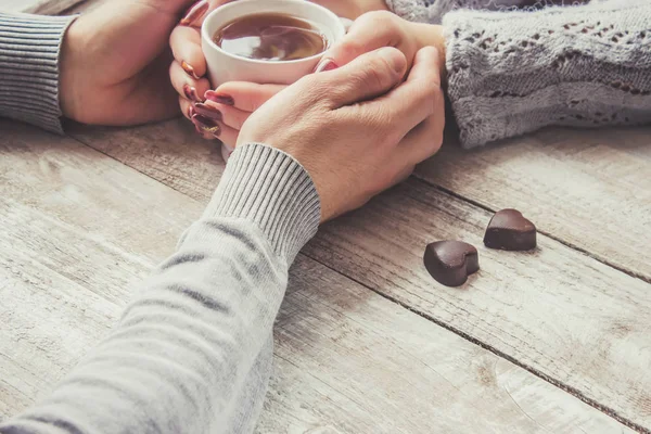 Amantes sosteniendo juntos una taza de té. Enfoque selectivo . — Foto de Stock