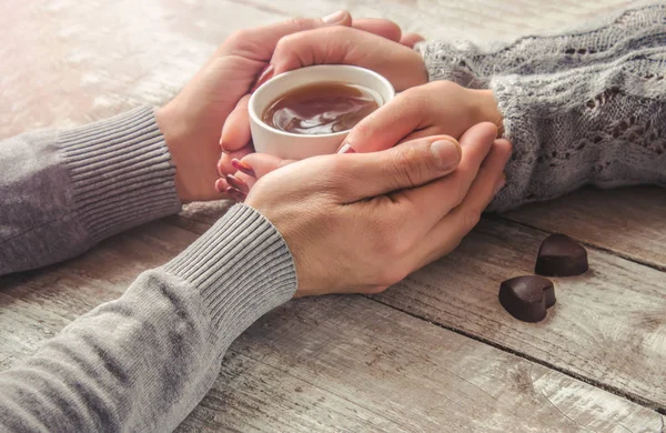 Amantes sosteniendo juntos una taza de té. Enfoque selectivo . — Foto de Stock