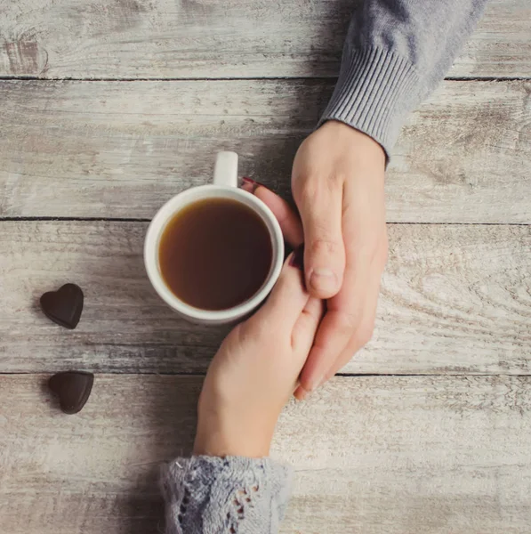 Lovers håller tillsammans med en kopp te. Selektivt fokus. — Stockfoto