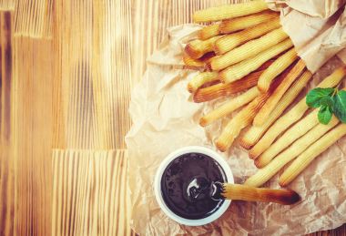 Churro çikolata ile fırında pişirilir. Seçici odak.