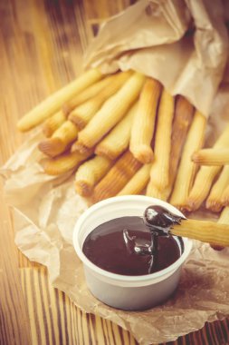 Churro çikolata ile fırında pişirilir. Seçici odak.