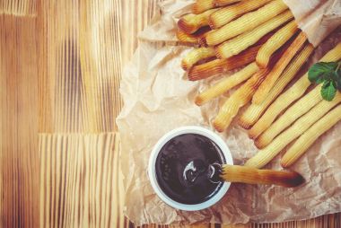 Churro çikolata ile fırında pişirilir. Seçici odak.