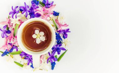 Bahar arka plan, çiçek ve çay. Seçici odak.