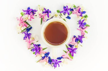 Bahar arka plan, çiçek ve çay. Seçici odak.