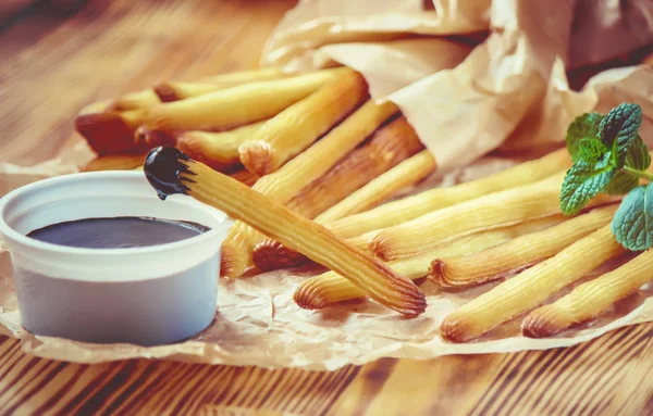 Churros cocinados en el horno con el chocolate. Enfoque selectivo . — Foto de Stock