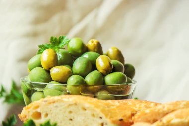 Zeytin ahşap arka plan üzerinde. Seçici odak.