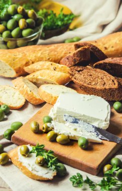 sandviç ile peynir ve zeytin. Seçici odak. 