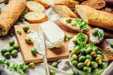 sandviç ile peynir ve zeytin. Seçici odak. 