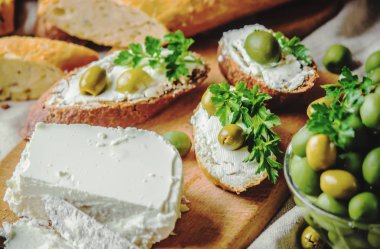 sandviç ile peynir ve zeytin. Seçici odak. 