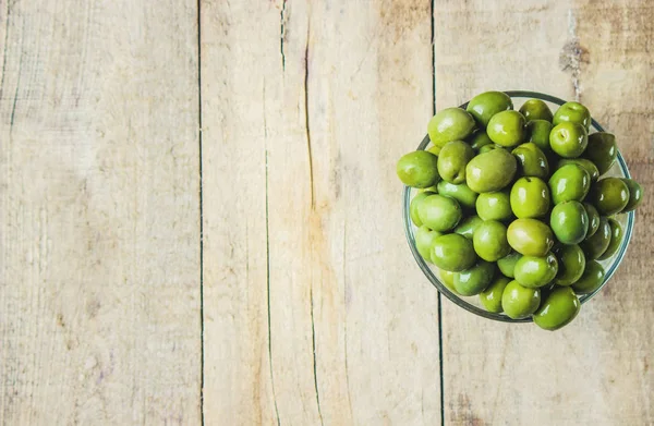 Olive su fondo di legno. Focus selettivo . — Foto Stock