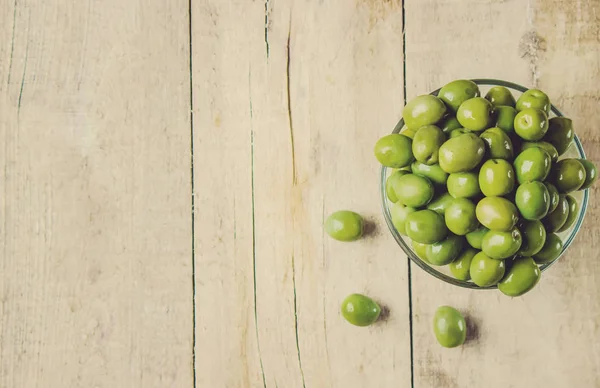 Oliven auf einem hölzernen Hintergrund. Selektiver Fokus. — Stockfoto