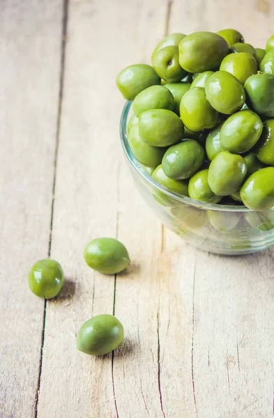 Olive su fondo di legno. Focus selettivo . — Foto Stock