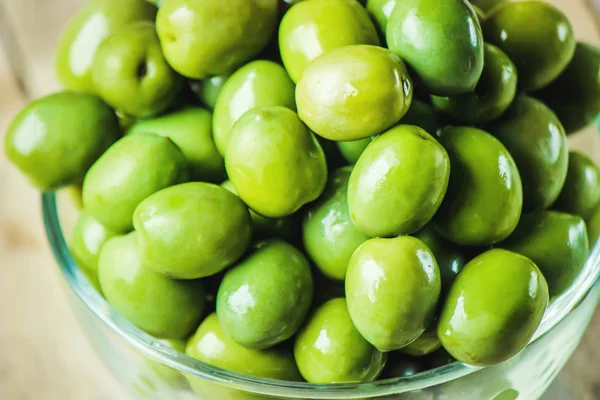 Olive su fondo di legno. Focus selettivo . — Foto Stock