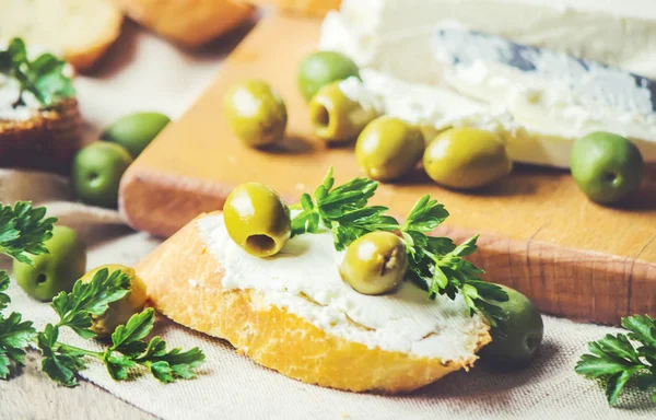 Sandwichs au fromage et aux olives. Concentration sélective . — Photo