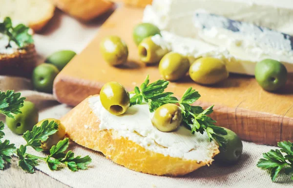 Bocadillos con queso y aceitunas. Enfoque selectivo . — Foto de Stock