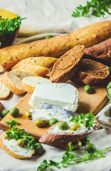 Bocadillos con queso y aceitunas. Enfoque selectivo . — Foto de Stock