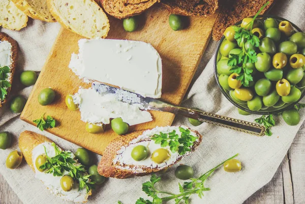 Sanduíches com queijo e azeitonas. Foco seletivo . — Fotografia de Stock