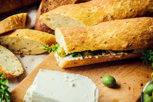 Sanduíches com queijo e azeitonas. Foco seletivo . — Fotografia de Stock