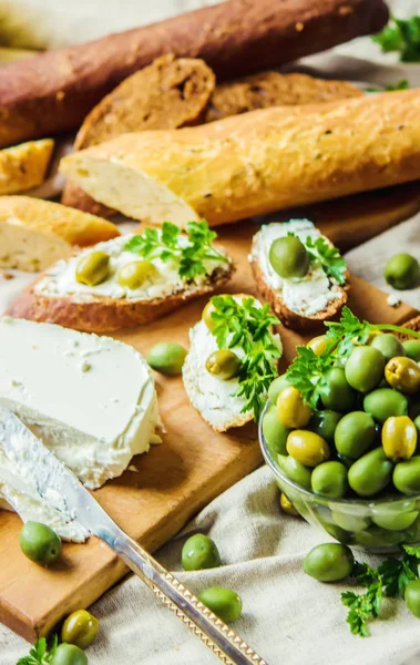 Sandwichs au fromage et aux olives. Concentration sélective . — Photo
