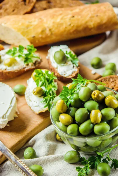 Bocadillos con queso y aceitunas. Enfoque selectivo . —  Fotos de Stock