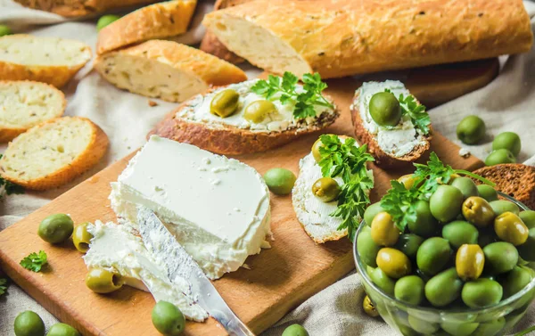 Бутерброди з сиром та оливками. Вибірковий фокус . — стокове фото