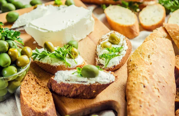 Sandwiches with cheese and olives. Selective focus. — Stock Photo, Image