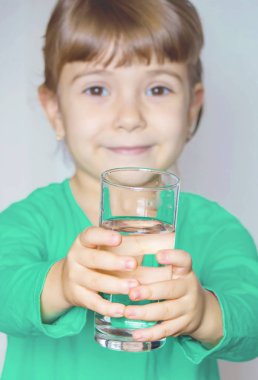 çocuk elinde bir bardak su tutar. seçici odak. 