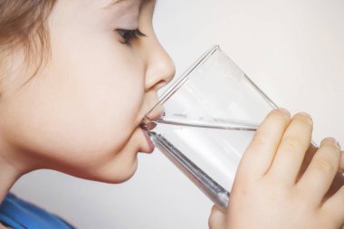 çocuk elinde bir bardak su tutar. seçici odak. 
