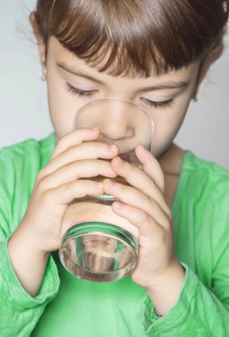 çocuk elinde bir bardak su tutar. seçici odak. 