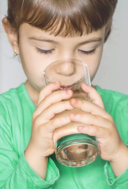 çocuk elinde bir bardak su tutar. seçici odak. 