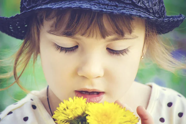 Mädchen mit Blumen im Frühling draußen. Selektiver Fokus. — Stockfoto