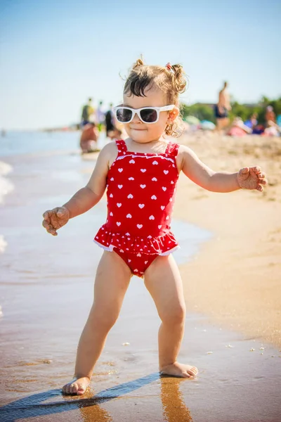 Niña en la playa, junto al mar. Enfoque selectivo . — Foto de Stock