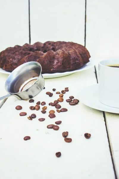 Magdalena de chocolate con café. Enfoque selectivo . — Foto de Stock