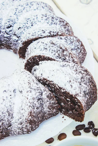 Cupcake au chocolat avec café. Concentration sélective . — Photo