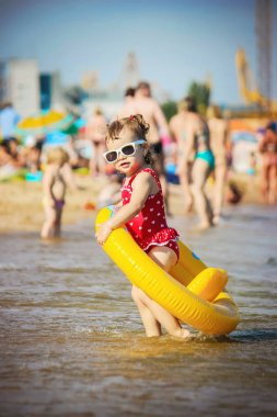 Bebek kız sahilde deniz kenarında. Seçici odak.